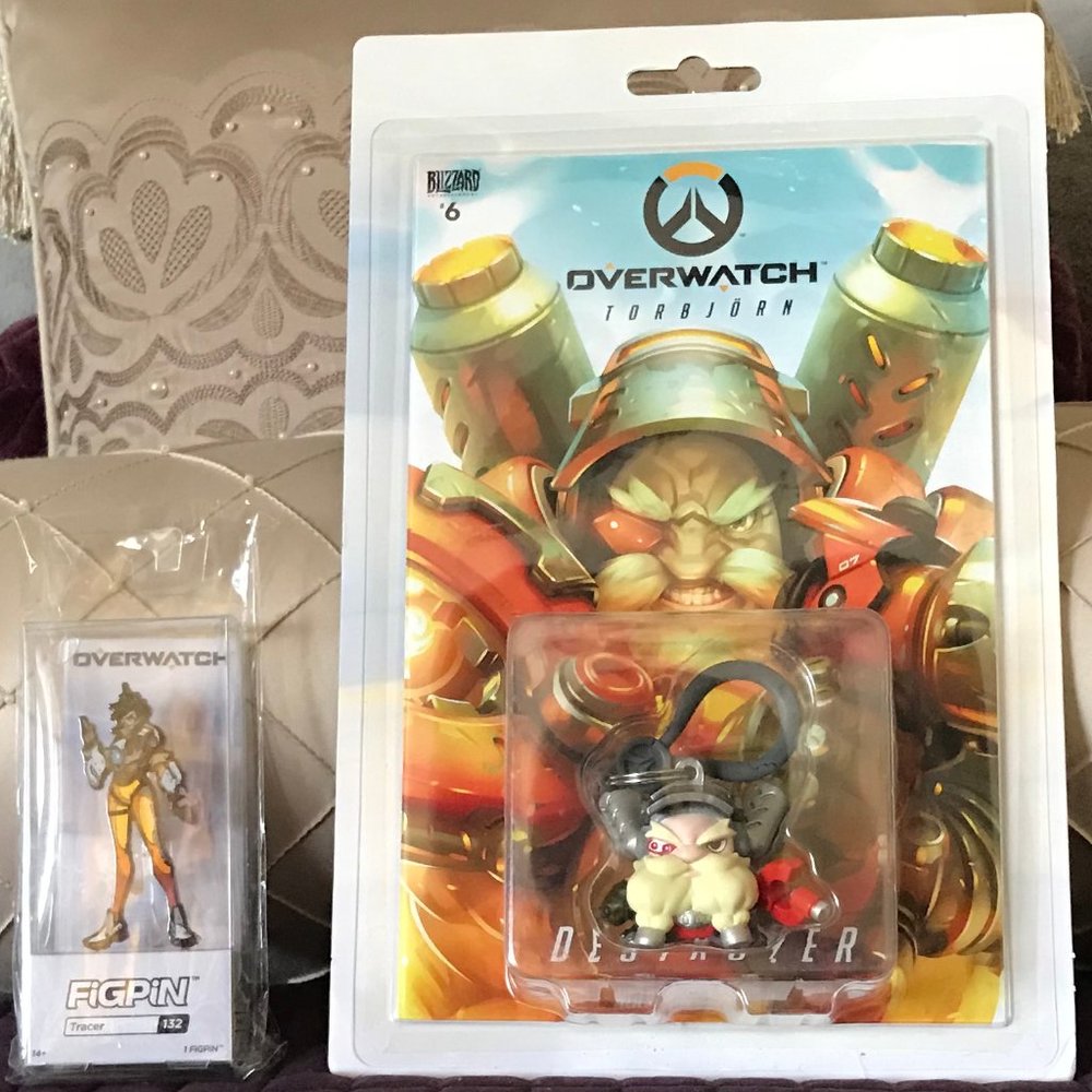 OVERWATCH FiGPiN Tracer 132 + Torbjorn Destroyer Backpack Charm + Comic Book Set